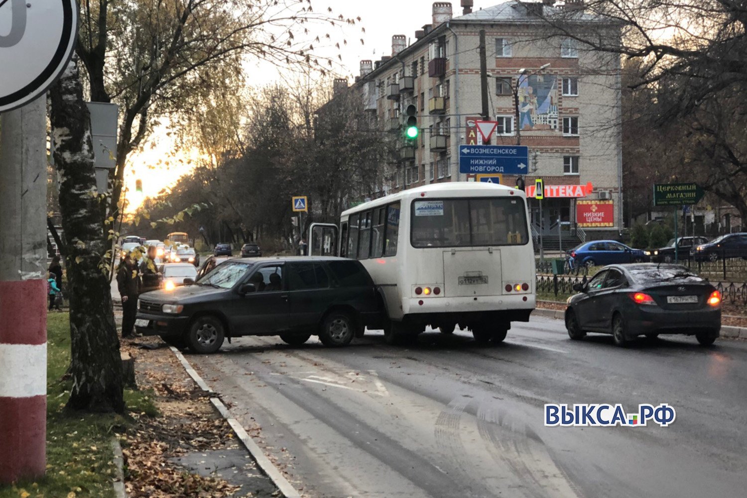 ПАЗ и внедорожник столкнулись у восьмой школы